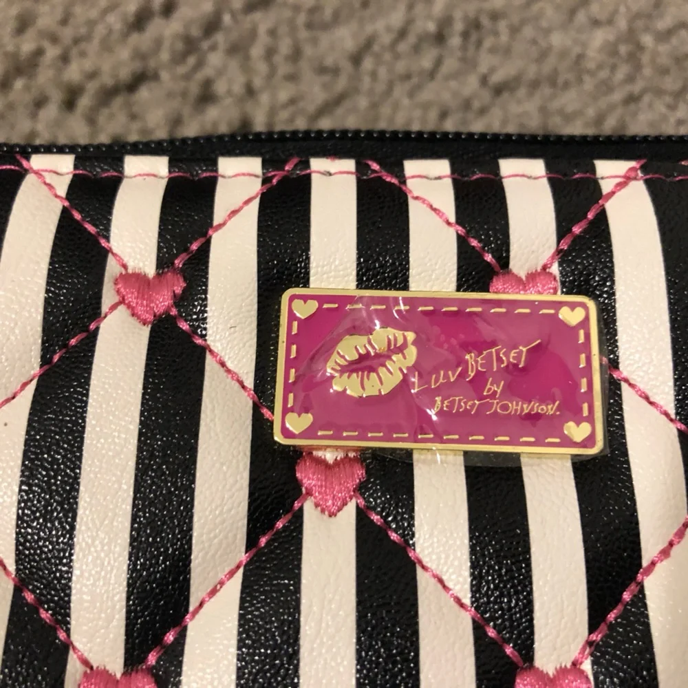 Betsey Johnson Black and White Striped Key Card Holder - Picture 2 of 8